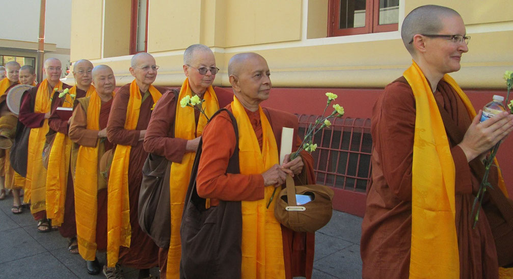 bhikkhunis
