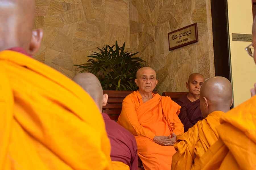 bhikkhunis